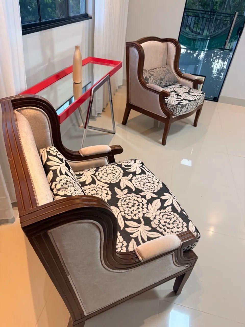 Par de Poltronas Clássicas em Madeira Nobre e Jacquard - NOVAS (Sem Uso / Apenas Decoração - Foto 5