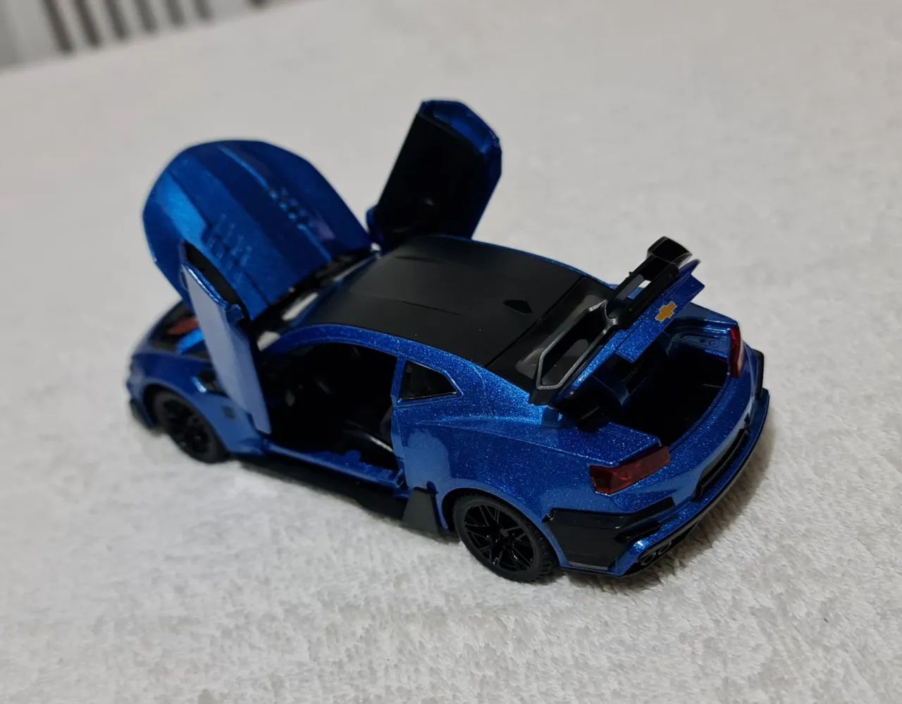Carrinho miniatura Chevrolet Camaro azul - Foto 2