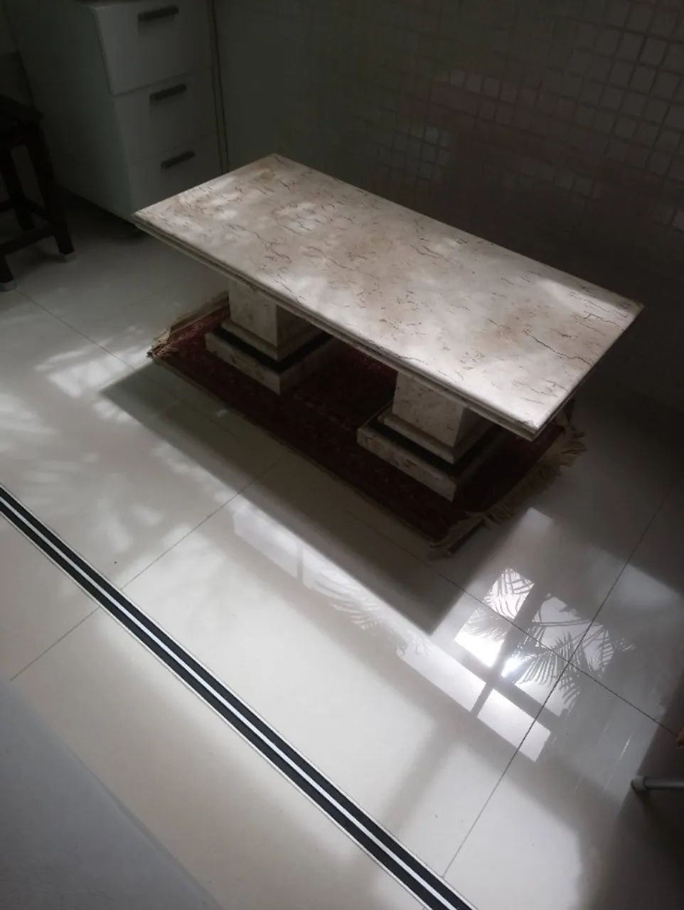 MESA DE CENTRO EM MÁRMORE BEGE BAHIA