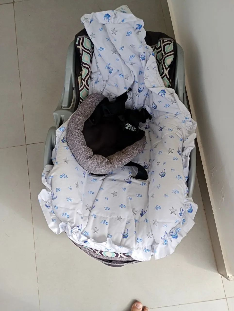 Vendo carrinho de bebê com bebe conforto - Foto 4