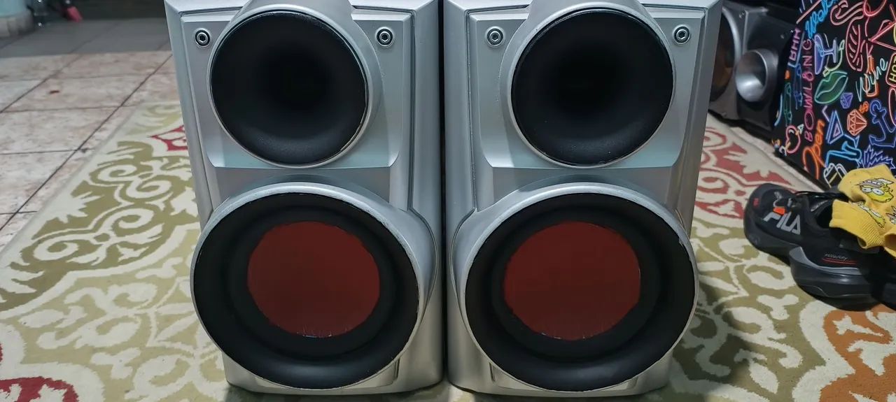 PAR DE CAIXAS DE SOM LG METAL BASS PINTADAS COM 560 WATTS RMS DE POTÊNCIA. 