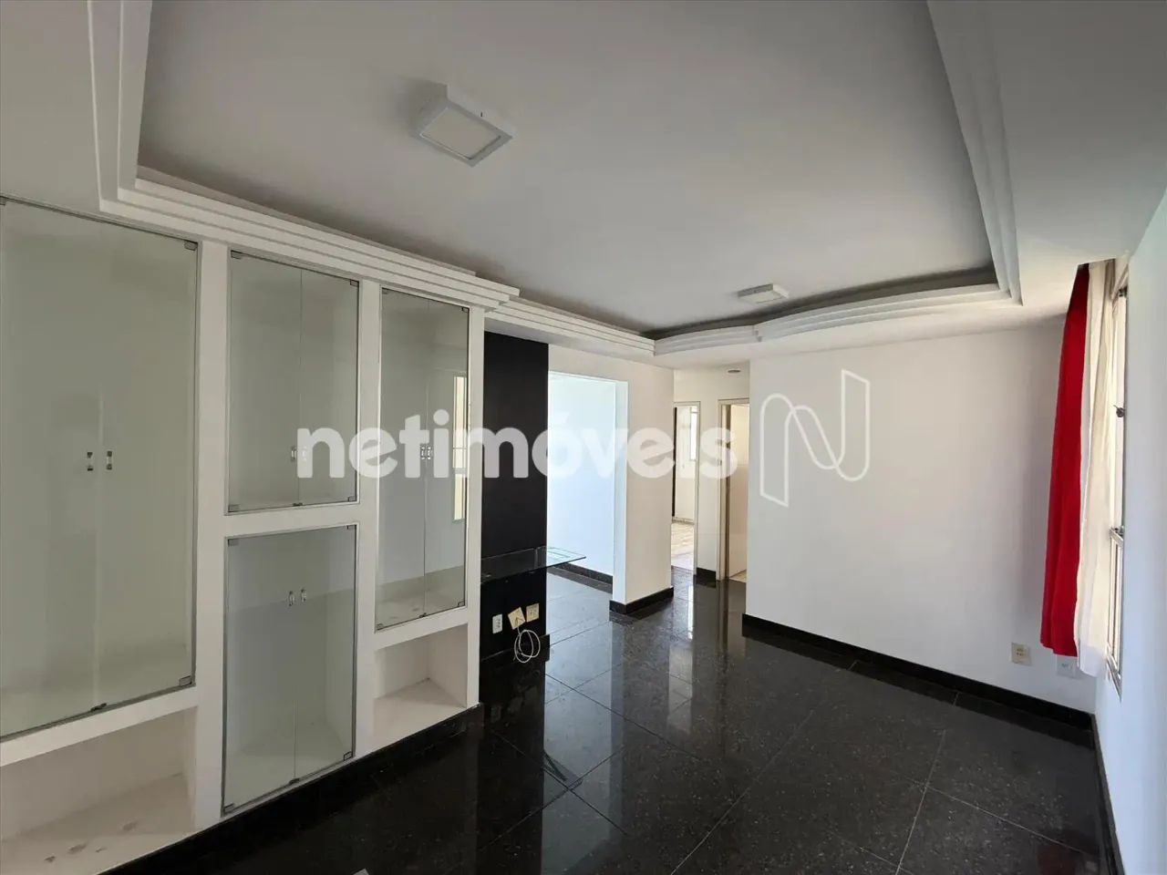 Apartamento 2 quartos, suíte, com vaga de garagem livre e demarcada.
