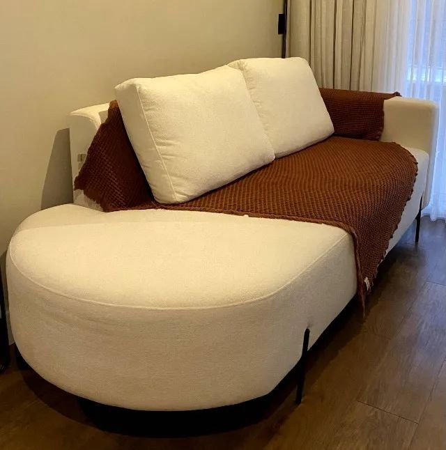Sofá 3 lugares bouclé branco impermeabilizado - Foto 4