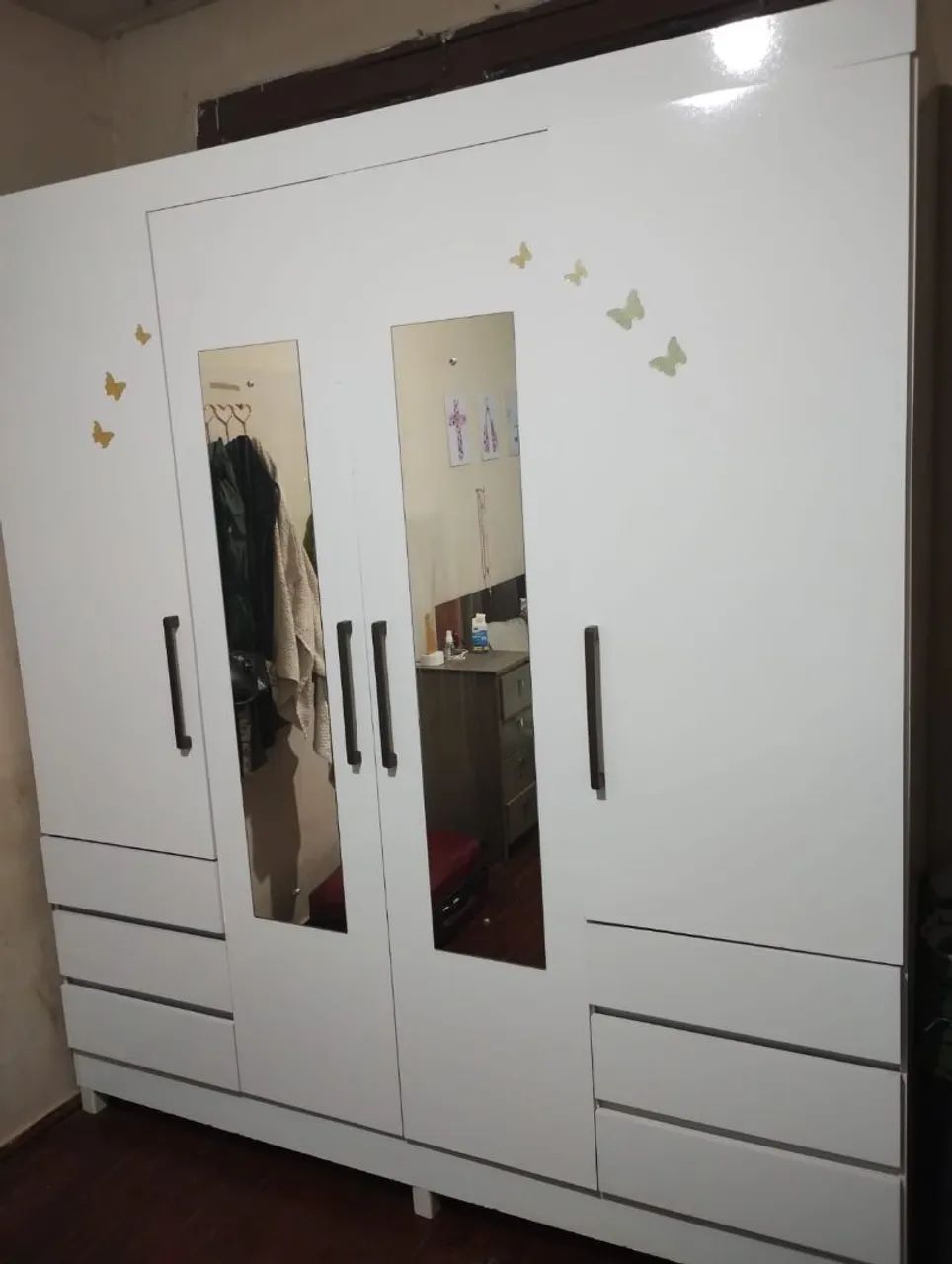 Máquina de lavar e guarda roupa