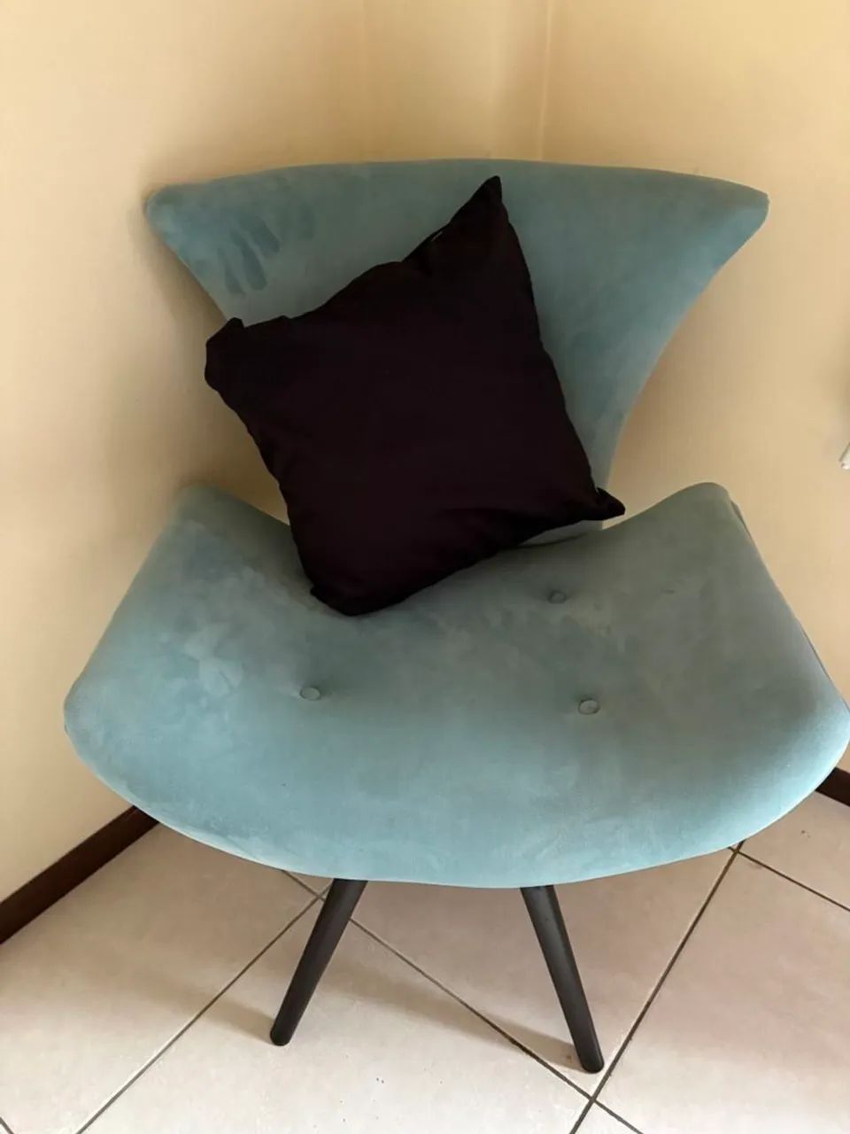 Poltrona Decorativa Suede Azul + Almofada Preta