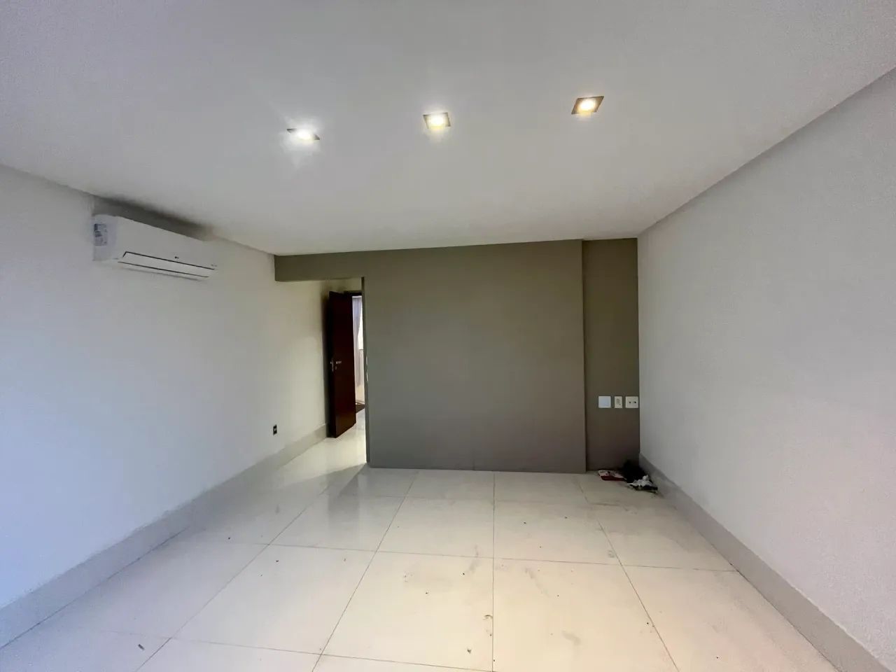 CASA TRIPLEX COM FUNDO PARA RESERVA - Foto 2