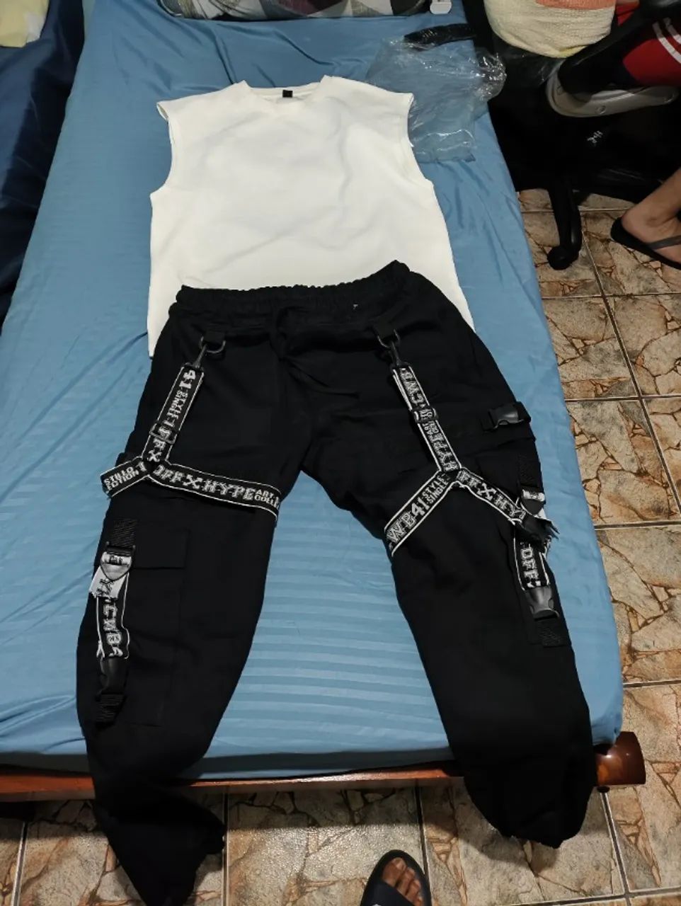 Manfinity Conjunto de Blusa e  Calça Cargo Preta Masculina - Foto 3