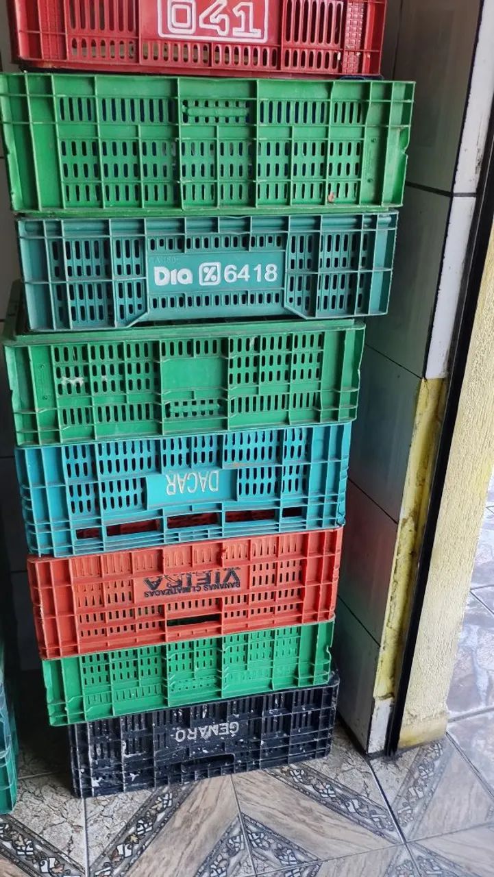 Caixas de plástico valores 15.00 reais cada uma.