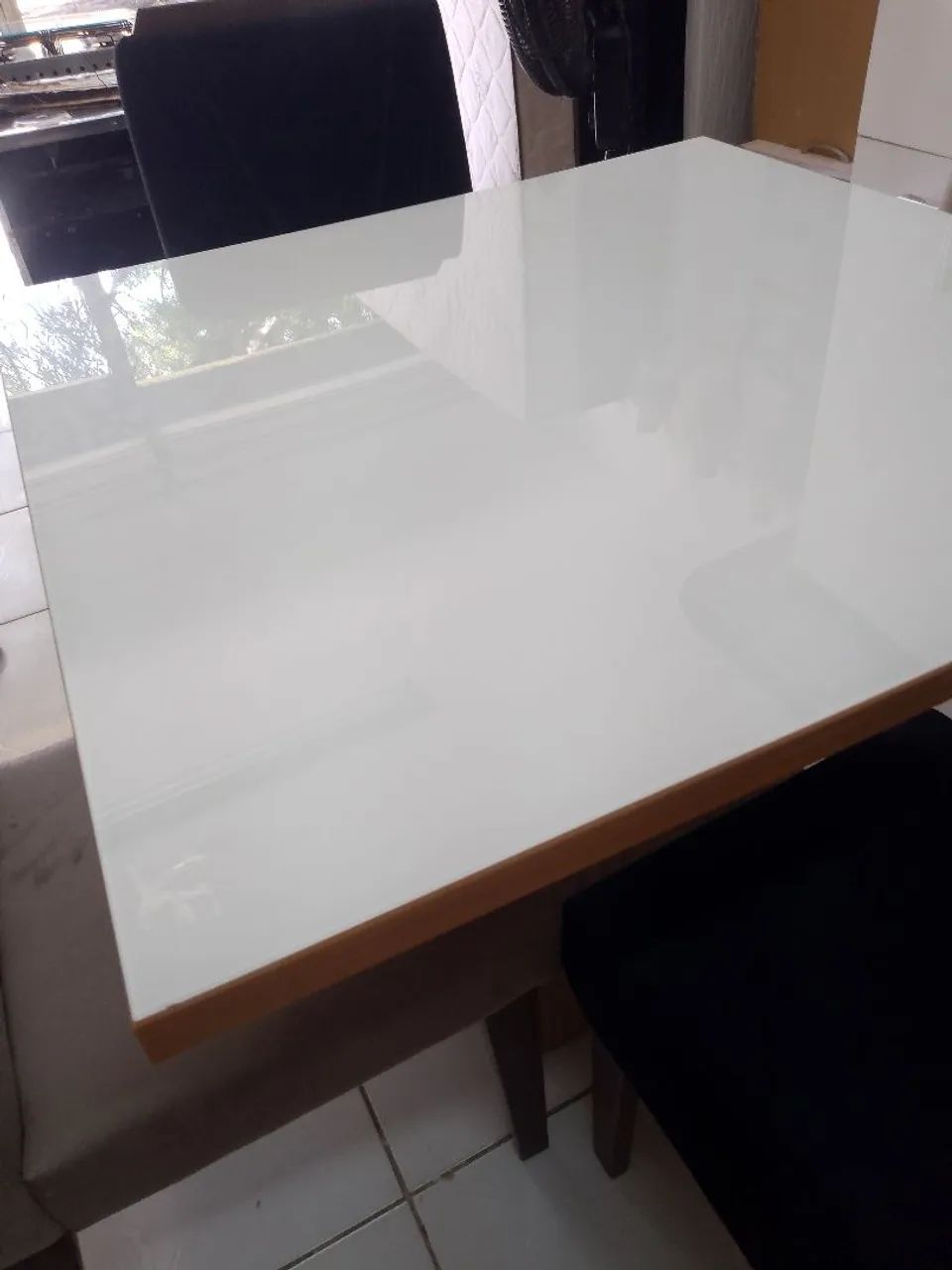 Mesa de vidro com quatro cadeiras  - Foto 2