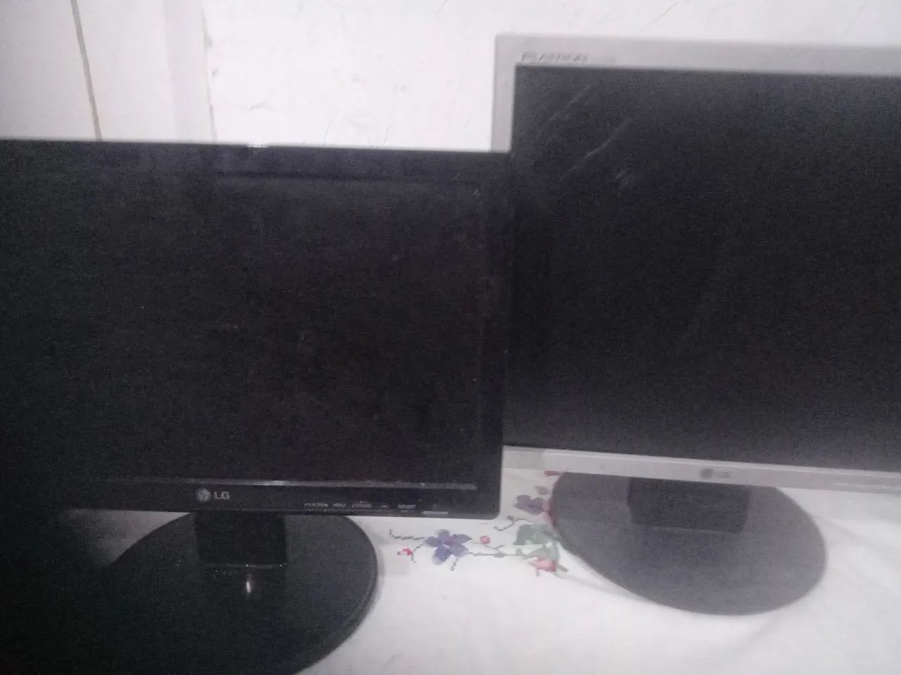 Vendo 2 monitores de computador com defeito 