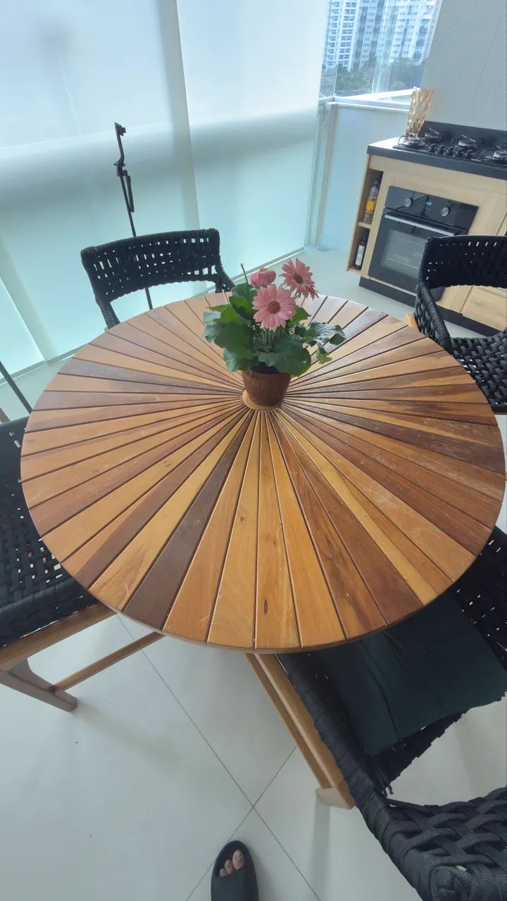 Mesa Tampo de madeira com 4 cadeiras - Foto 2