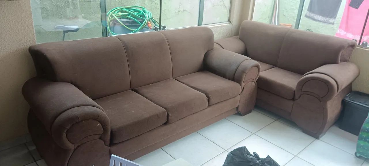 Vendo Um Sofá De 2 e 3 Lugares De Madeira 