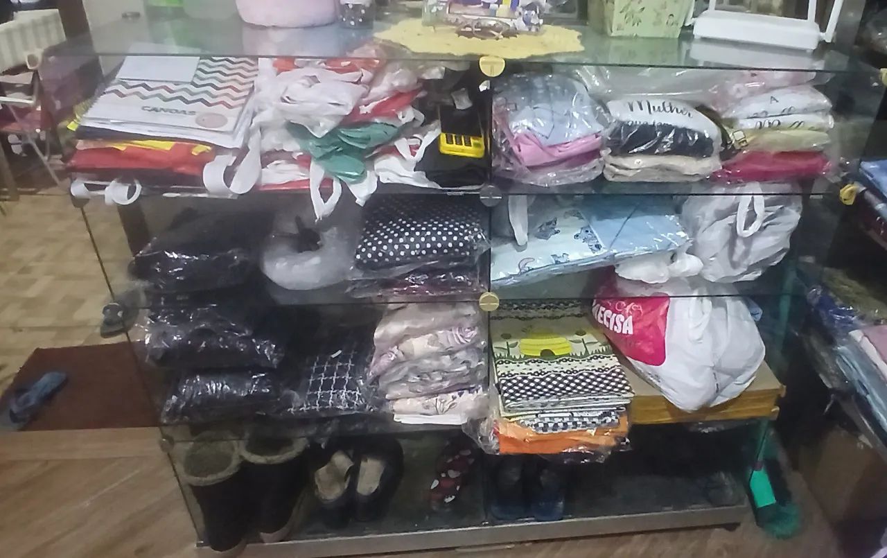?Balcão de vidro e  manequim sem cabeça com base arara de chão ?