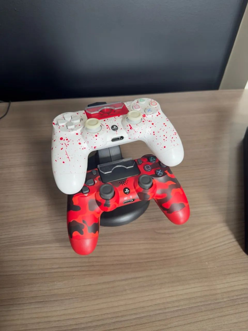 Ps4 com jogos e controles - Foto 3