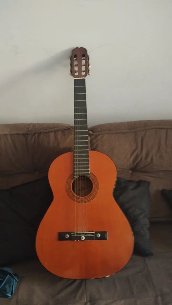 Violão pouco utilizado 