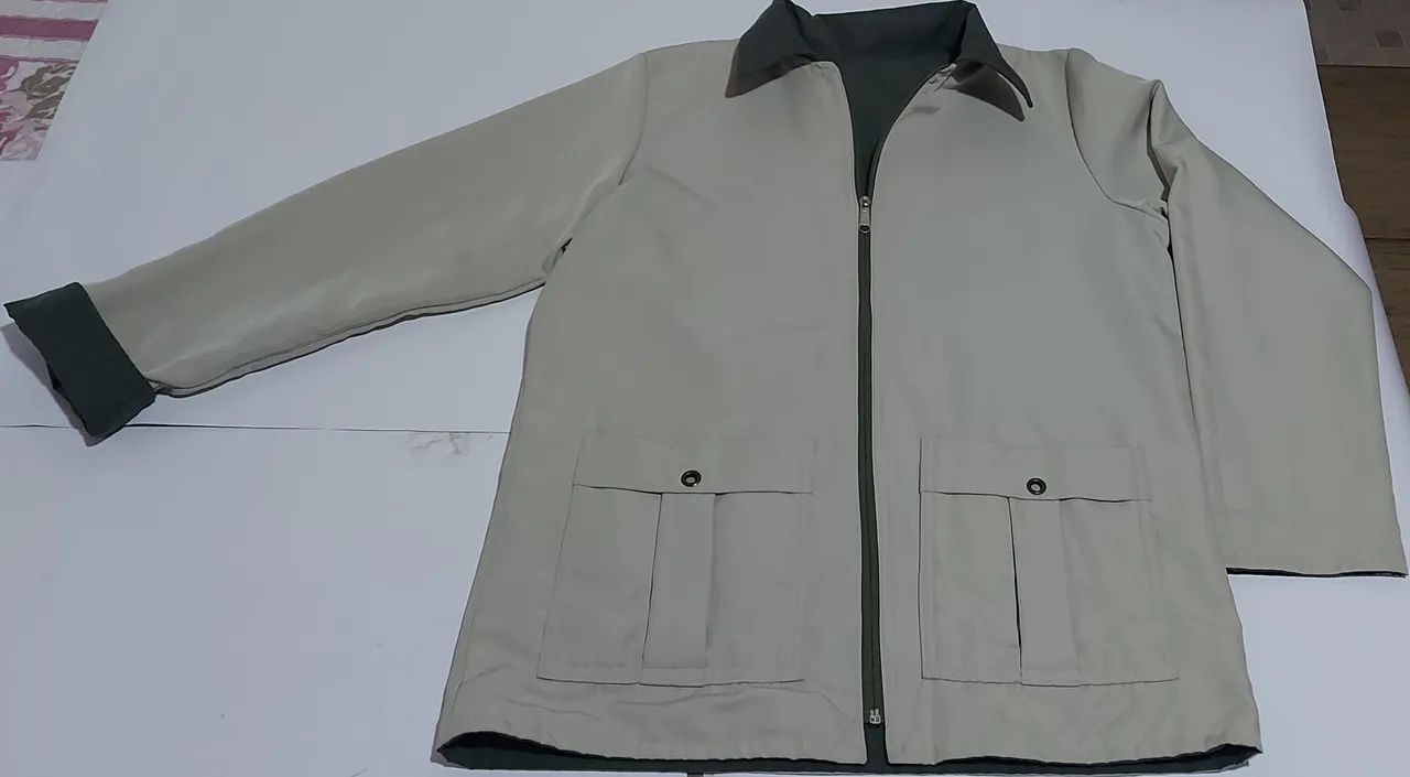 Jaqueta Dupla Face verde/ bege com 2 bolsos grandes e zíper.  - Foto 2