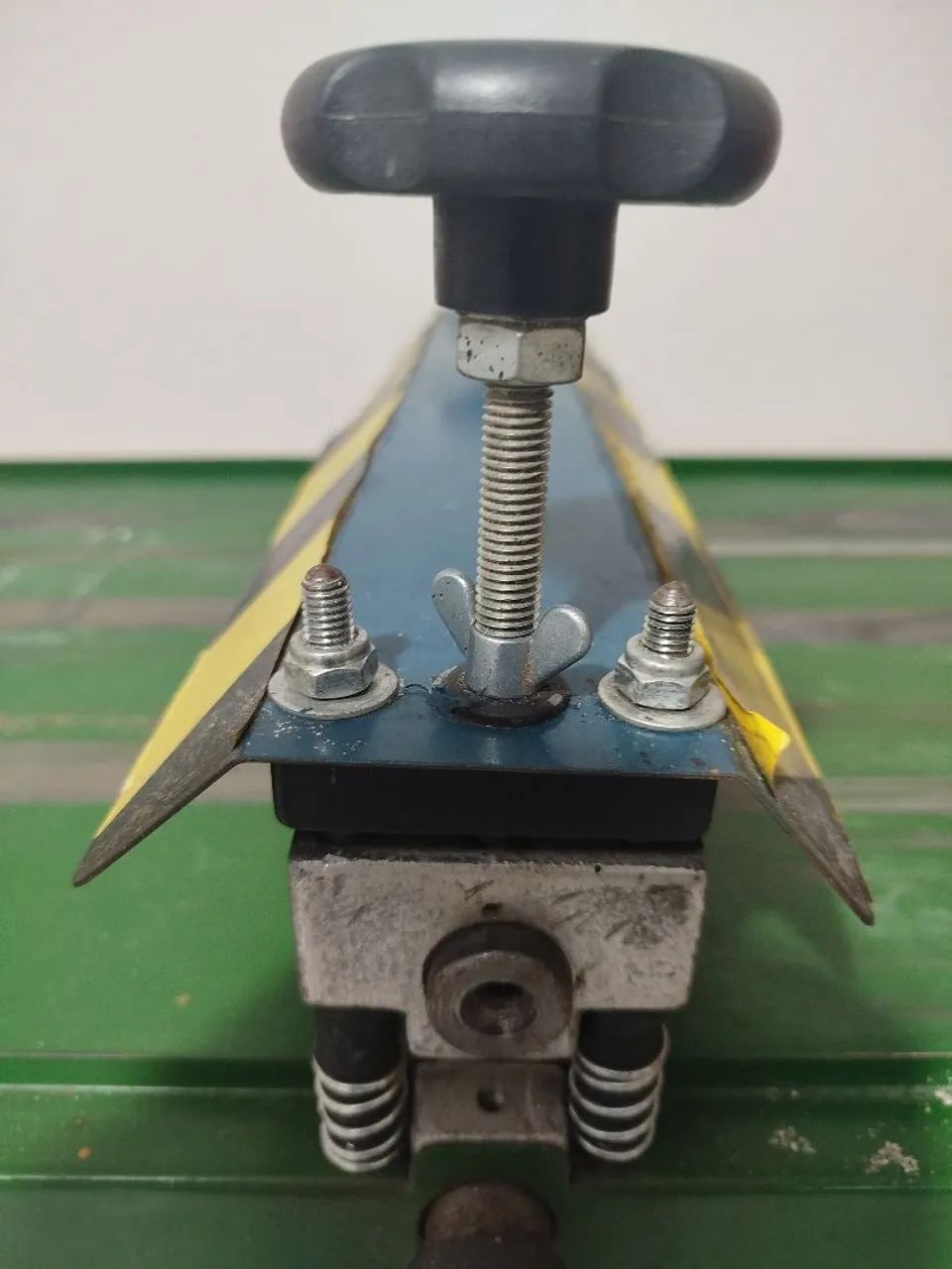 Vendo Máquina de Corte e Vinco, manual, 50cm em bom estado de conservação e funcionamento - Foto 3