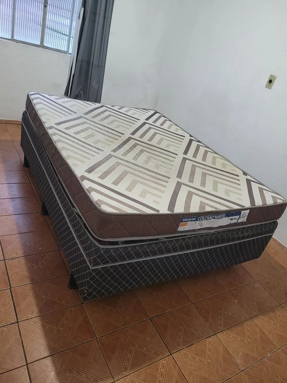 Vendo uma cama box casal