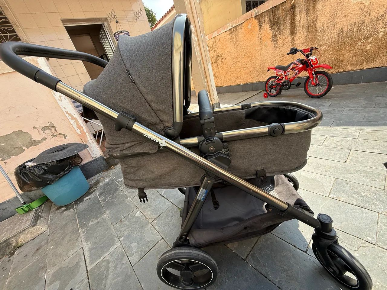 Carrinho de bebê com bebê conforto, Moisés e isofix praticamente novo e  - Foto 3
