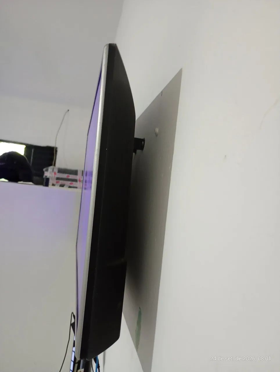 Vendo tv 32 p com wi-fi integrado e sintonizado - Foto 3