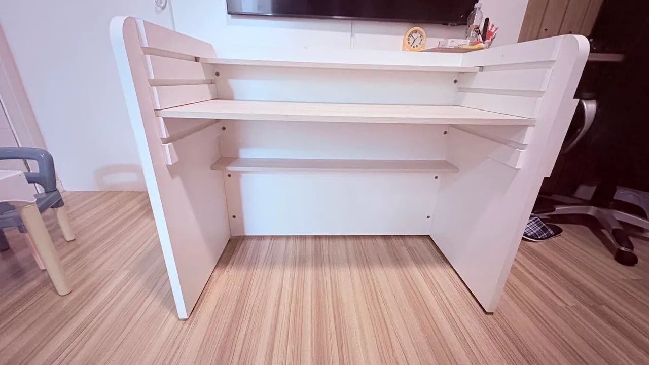 Vendo escrivaninha com regulagem de altura  - Foto 3