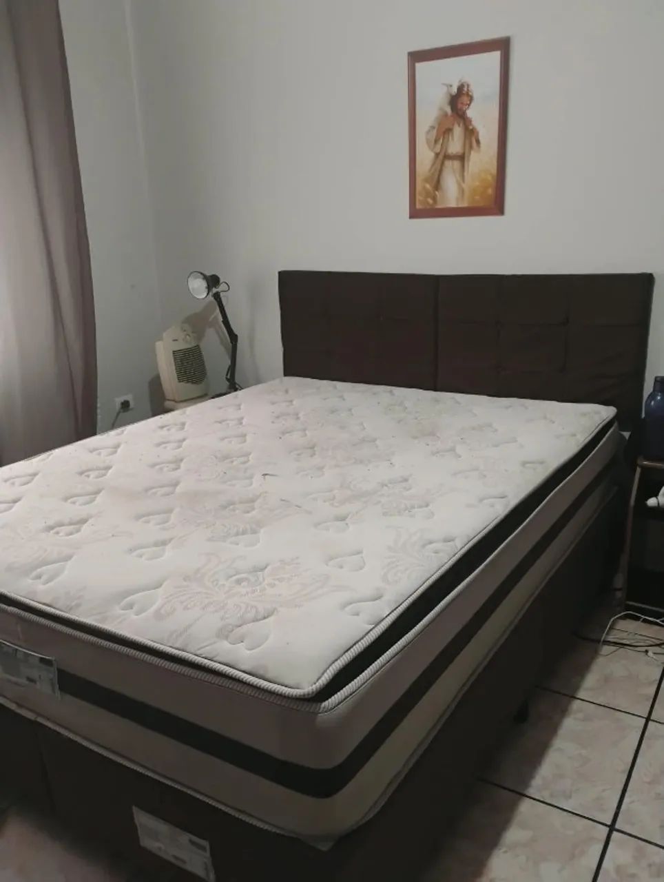 Cama QUEEN,  acompanha a cabeceira, base e colchão. - Foto 2