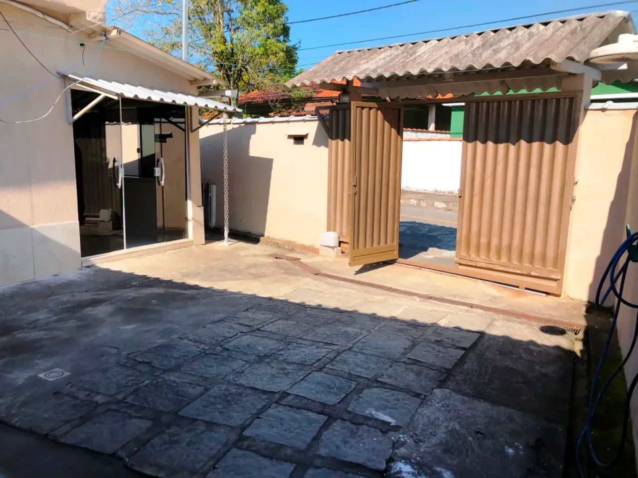 CASA LINEAR NO PAIOL  EXCELENTE LOCALIZAÇÃO E CONFORTO
