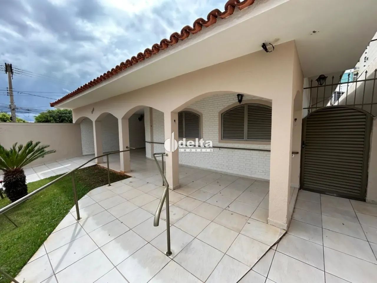 Casa comercial com 6 quartos disponível para vendas no Bairro Tabajaras em Uberlândia-MG.