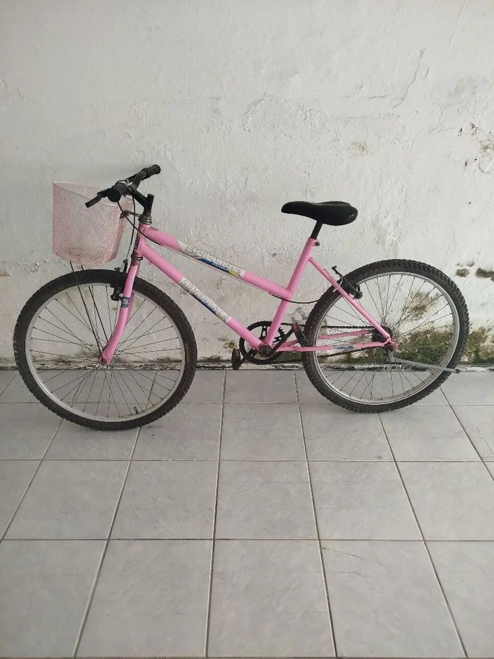 Bicicleta rosa com cestinha