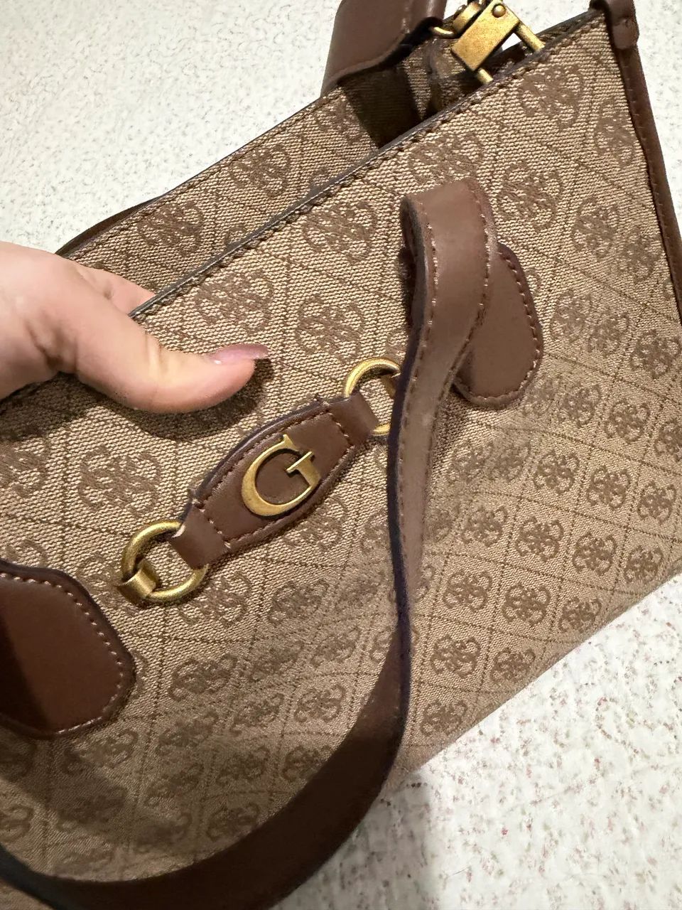 Bolsa Guess Izzy 2 - Foto 5