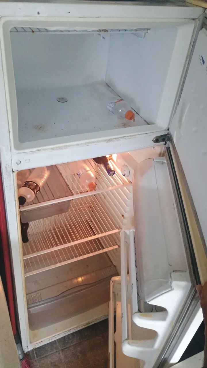 Vendo geladeira funcionando perfeitamente Consul 330 litros  - Foto 2