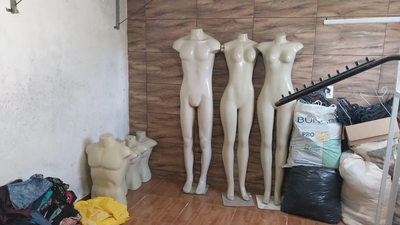 Vendo equipamentos para lojas de roupas 