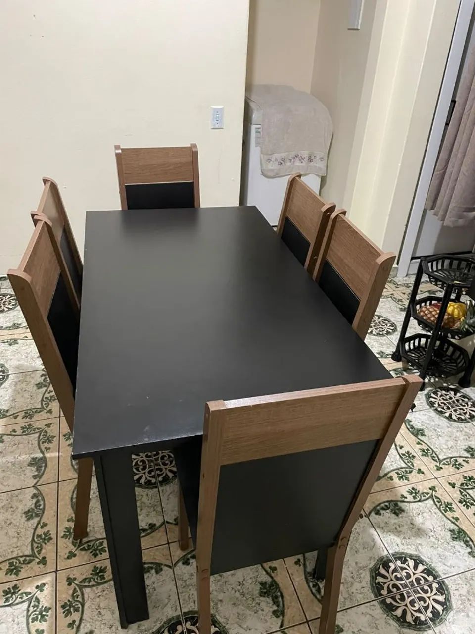 Mesa com seis cadeiras