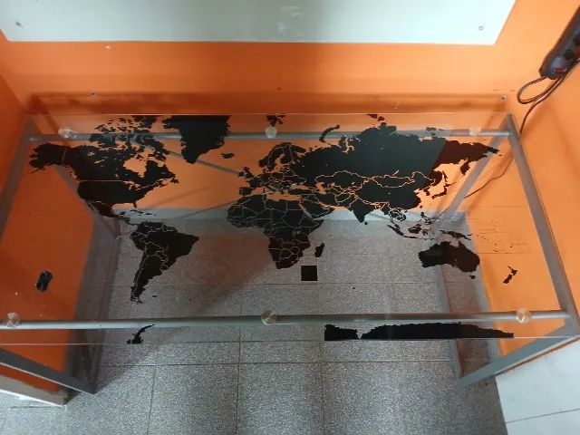 Mesa de vidro Home Office - Mapa Mundi Desenhado - Foto 3