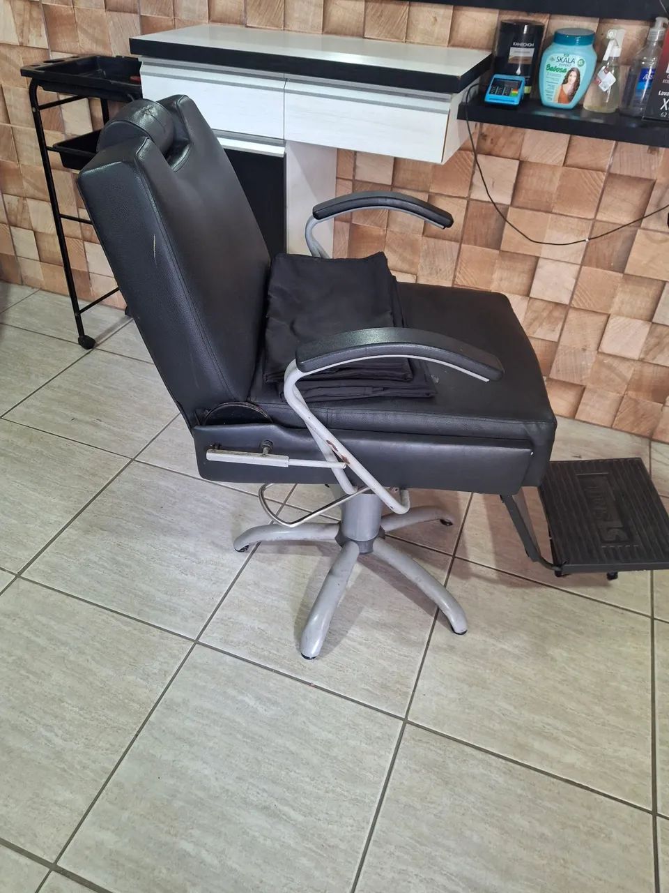 Vendo cadeira de barbearia  - Foto 2