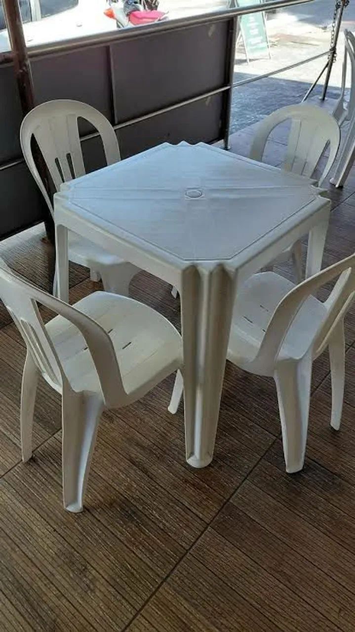Mesa com 4 cadeiras 