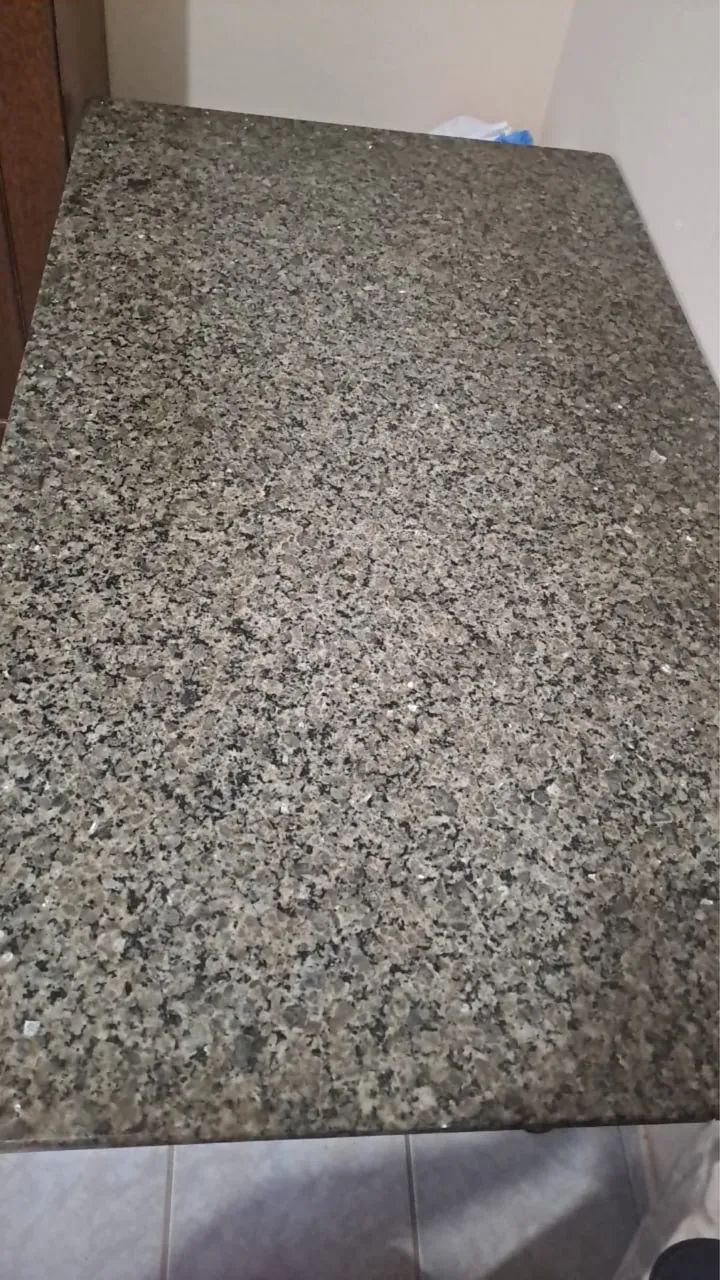 Mesa de tampo de granito