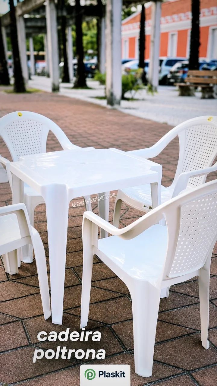 Conjunto de mesa com 4 poltronas 