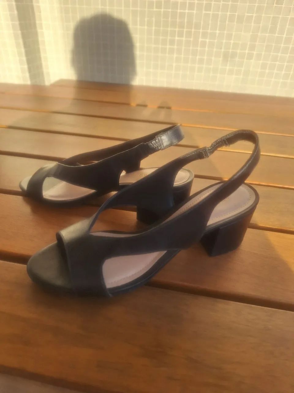 Sandália Arezzo preta semi-nova  - Foto 3