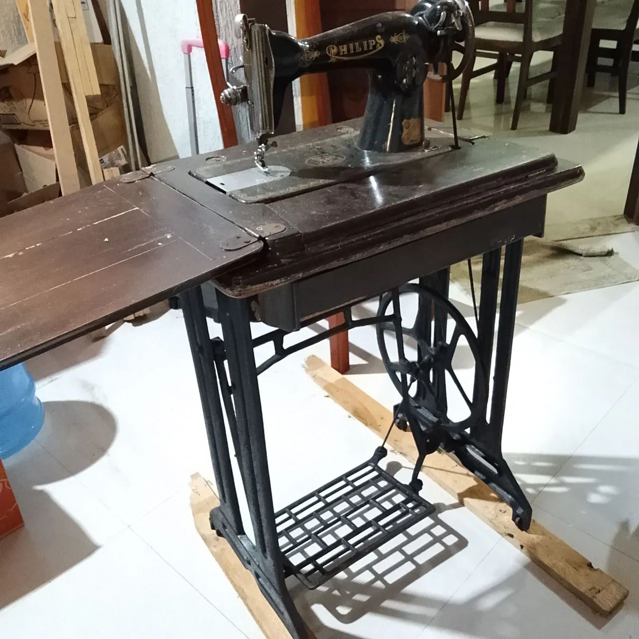Máquina de costurar Phillips modelo antigo (funcionando perfeitamente) - Foto 2