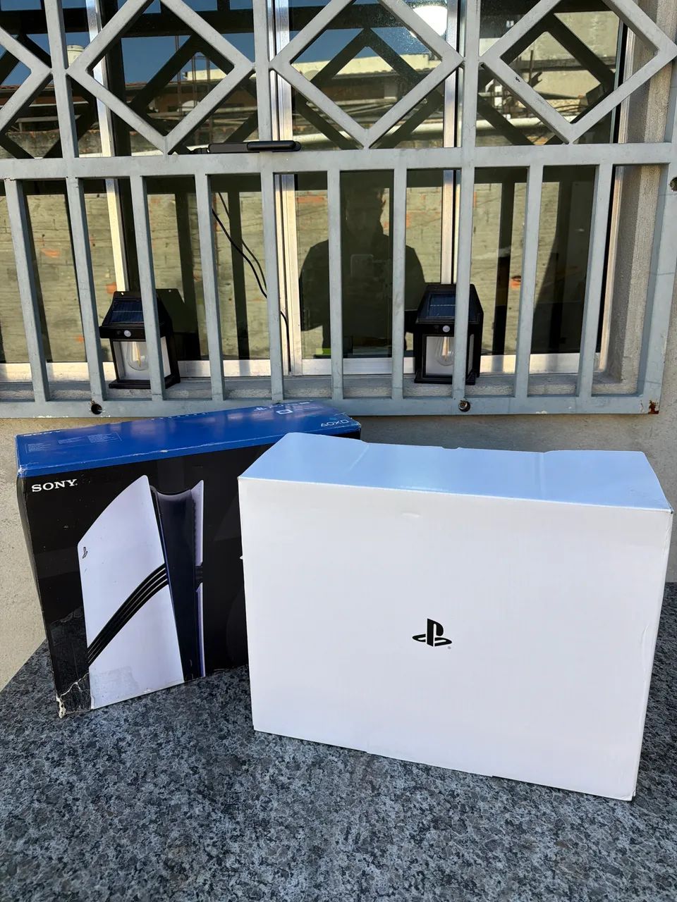 Caixa de PlayStation 5 pro, com luva, berço e manuais. - Foto 3