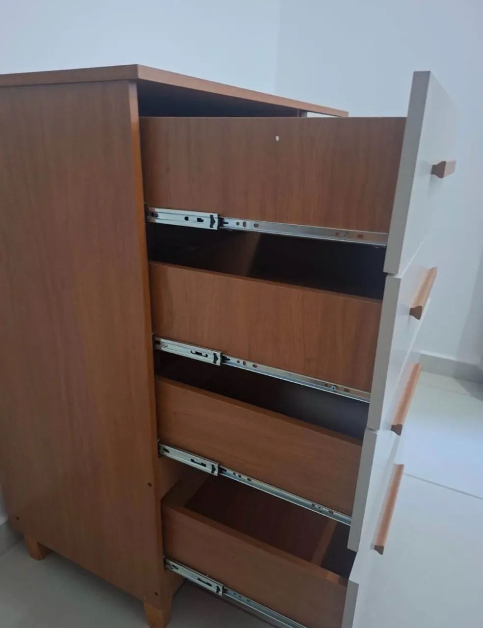 Cômoda 4 gavetas e prateleiras 