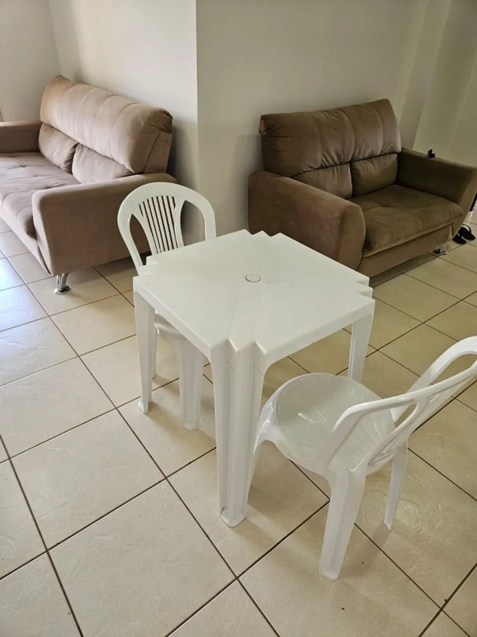 Mesa de Plástico com 2 Cadeiras - Foto 2