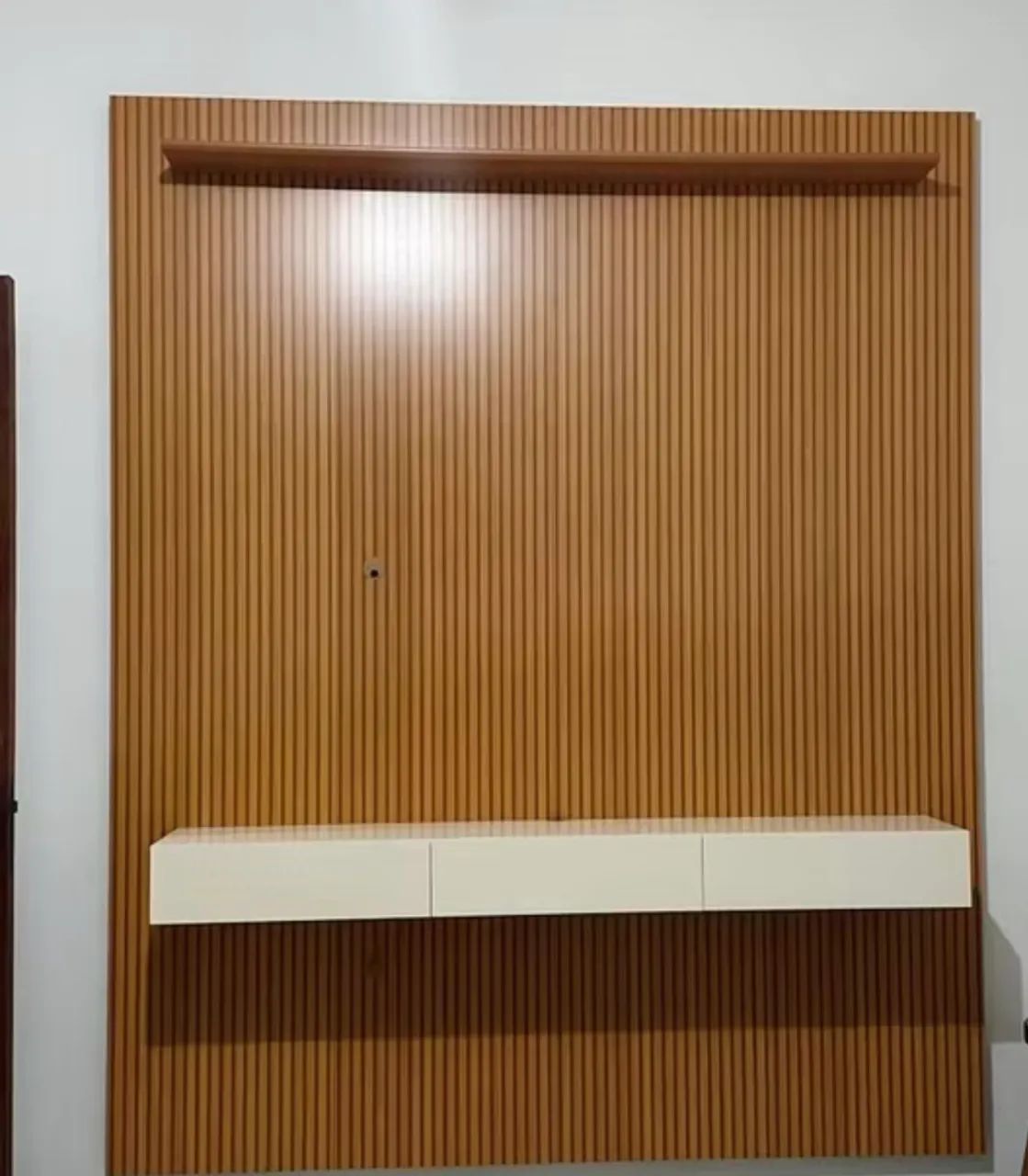 Painel  Para Tv Até 75 Polegadas Ripado Impressão 3D Egeo Com Nicho 1,80m Cedro / 
