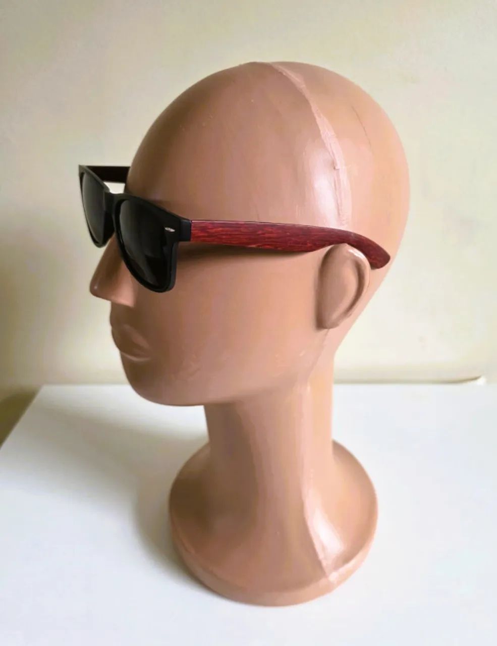 Óculos de sol estilo Wayfarer haste madeira com estojo rígido - Foto 2