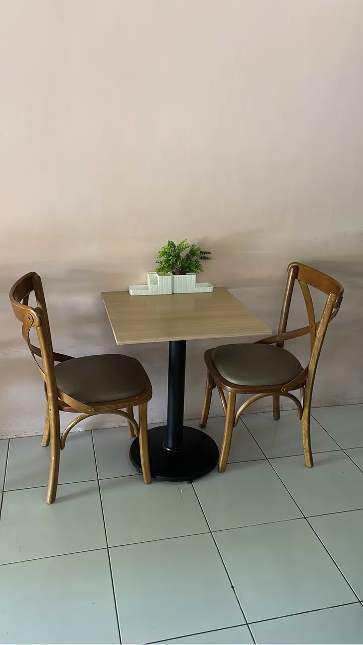 Conjunto de mesa e cadeiras 