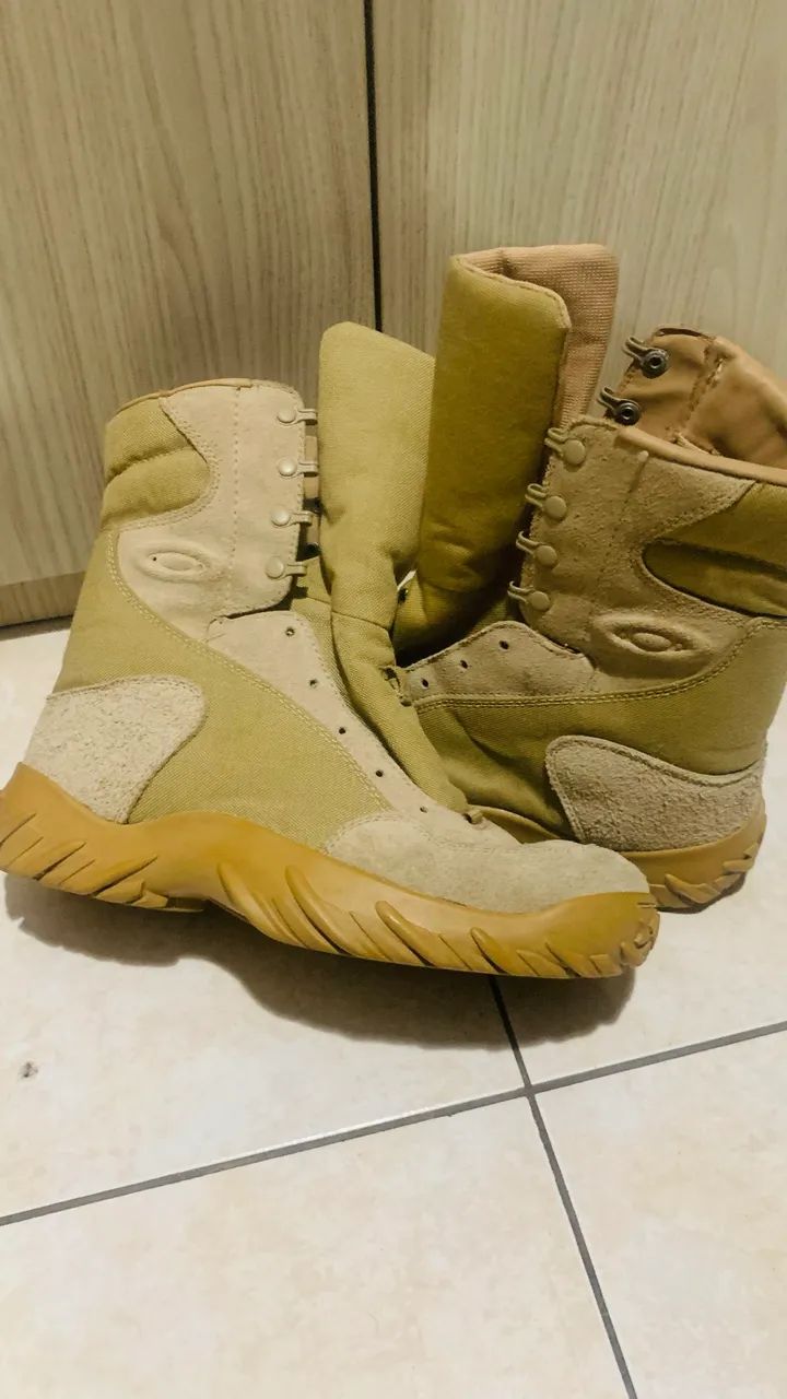 Bota Oakley