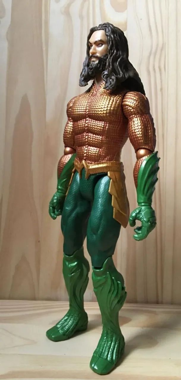 Aquaman - 30cm - Custom (OBS: Malha customizada e o pino do Aquaman - 30cm - Custom (OBS: Malha customizada e o pino do