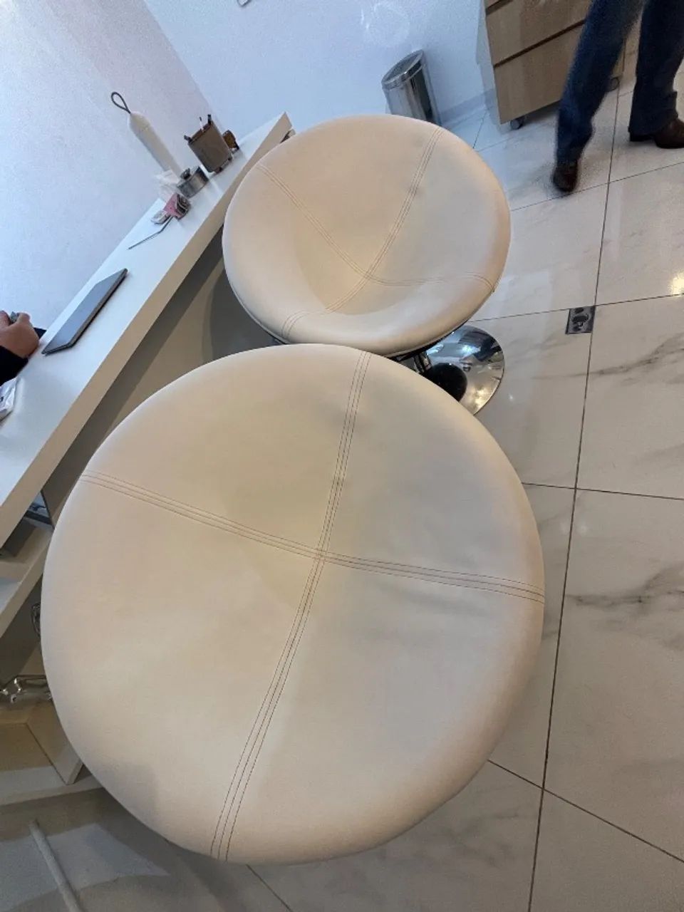 Duas Poltronas Redondas Desing Elegante - Foto 4