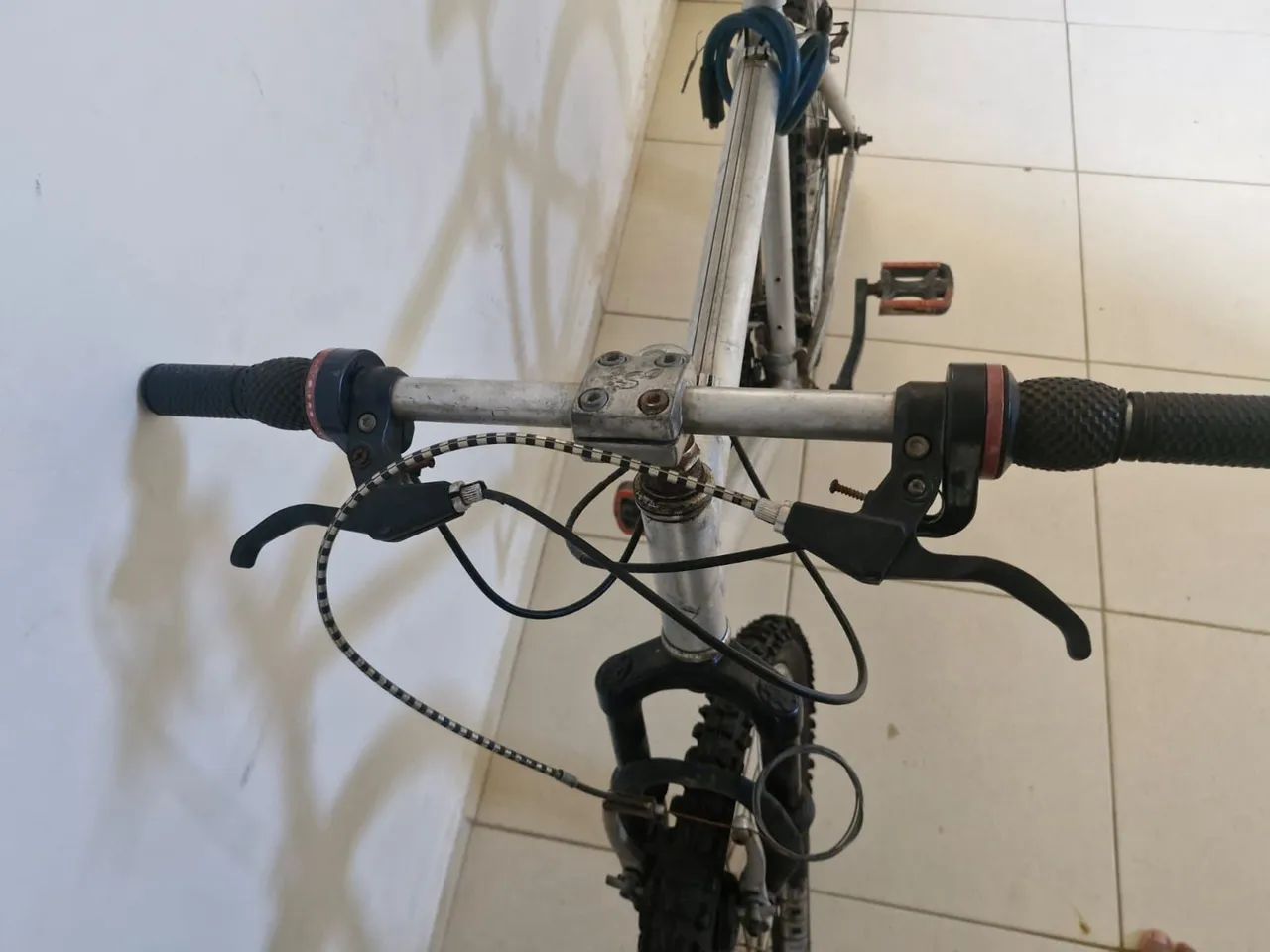 Bicicleta aro 26 com marcha  - Foto 2